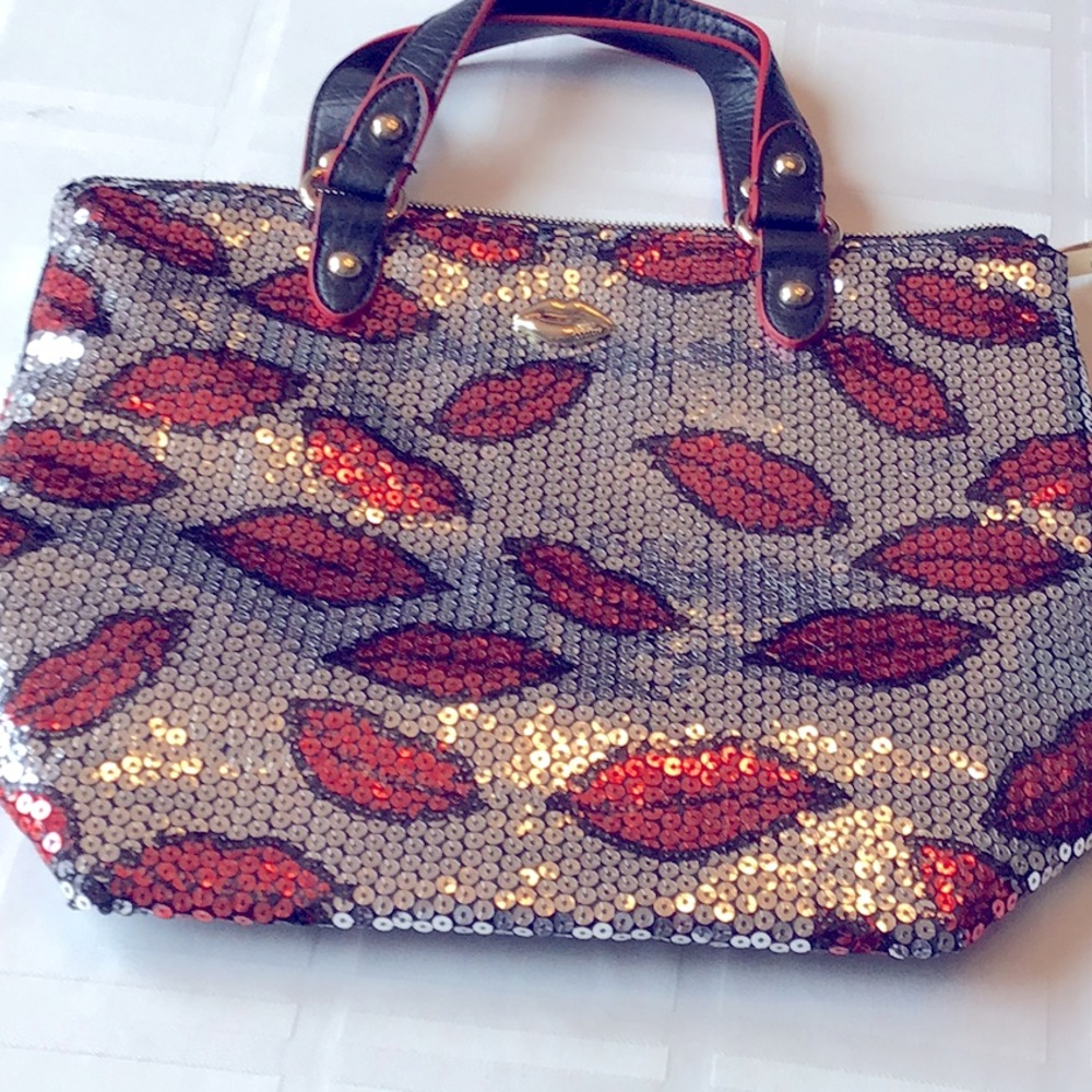 Lip purse